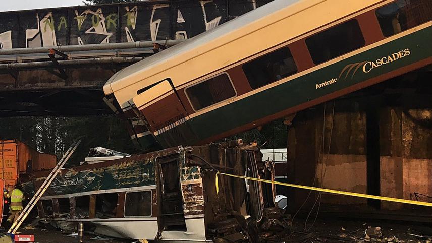 Un train déraille aux États-Unis, plusieurs wagons tombent à l’eau